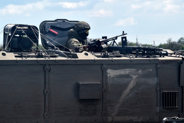 ウクライナ南部ヘルソン州の道路脇に配備されたロシア軍/Olga Maltseva/AFP/Getty Images