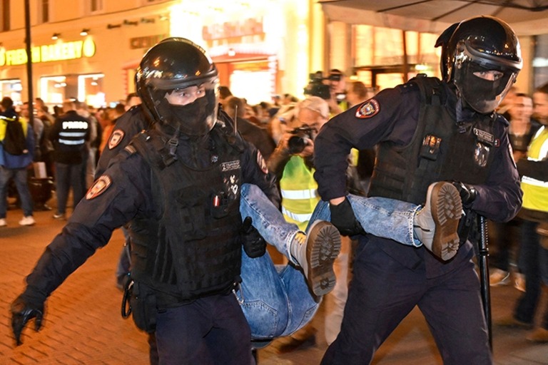 モスクワで警察が１人の人物を拘束する様子＝２１日/Alexander Nemenov/AFP/Getty ImageAlexander NEMENOV