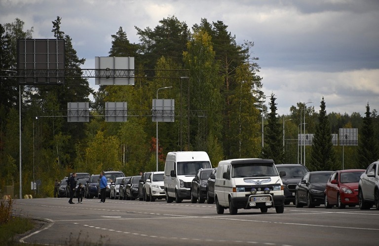 ロシアとフィンランドの国境検問所でロシアからの出国を待つ車の長い行列ができた/Olivier Morin/AFP/Getty Images