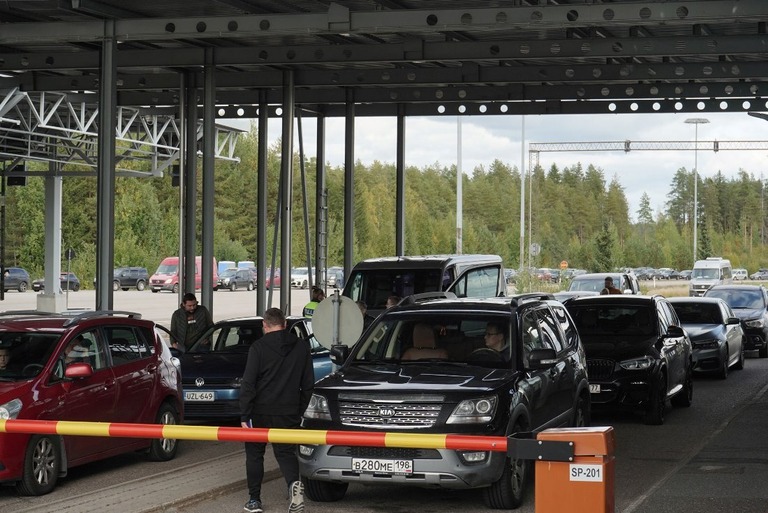 フィンランドで最も南に位置するバーリマーの国境検問所に列をなすロシアからの車列/Essi Lehto/Reuters
