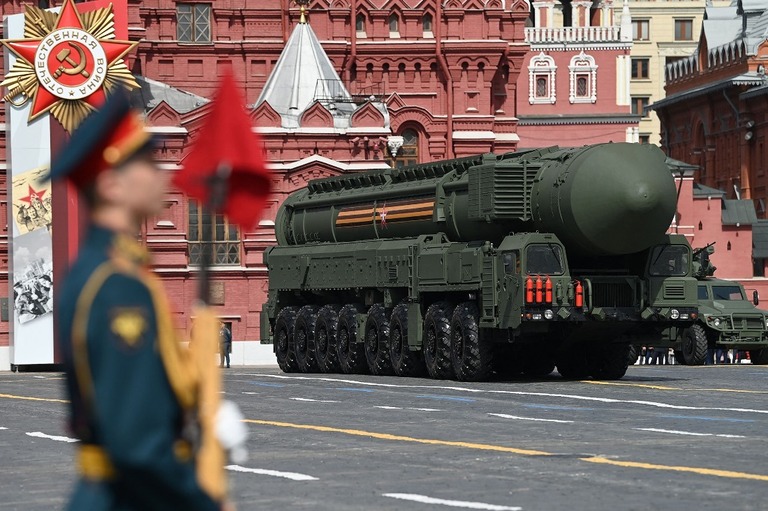 今年の戦勝記念パレードに登場したロシアの大陸間弾道弾ミサイル「ヤルス」の発射装置/Kirill Kudryavtsev/AFP/Getty Images