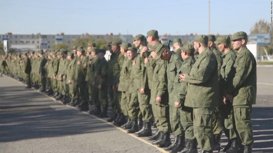 極東ペトロパブロフスクカムチャツキーで新たに招集された兵士に戦闘用の武器が与えられる＝２３日/EyePress News/Reuters