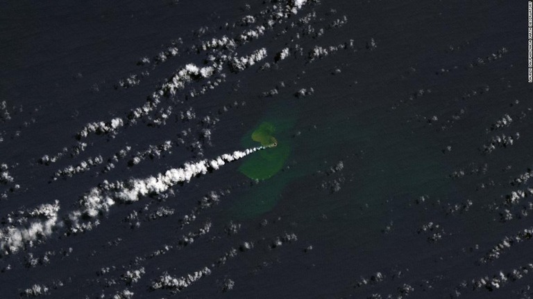 ＮＡＳＡの観測衛星が捉えたトンガ諸島中部に出現した新しい島/Lauren Dauphin/NASA Earth Observatory