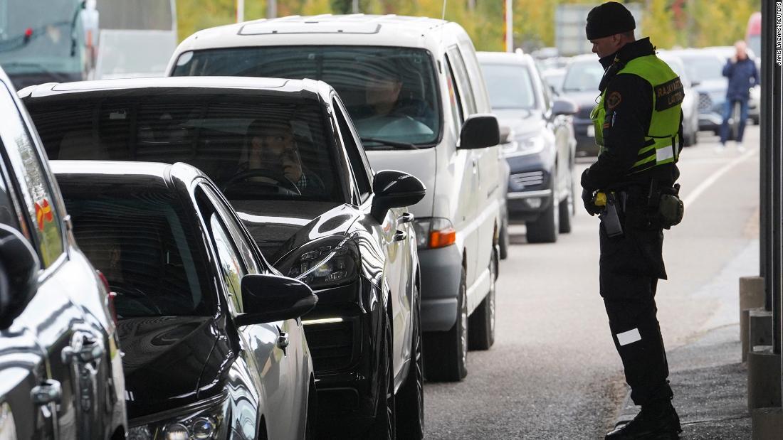 フィンランド南東部にあるバーリマーの国境で入国に並ぶ車とフィンランドの警備当局者＝２３日/Janis Laizans/Reuters