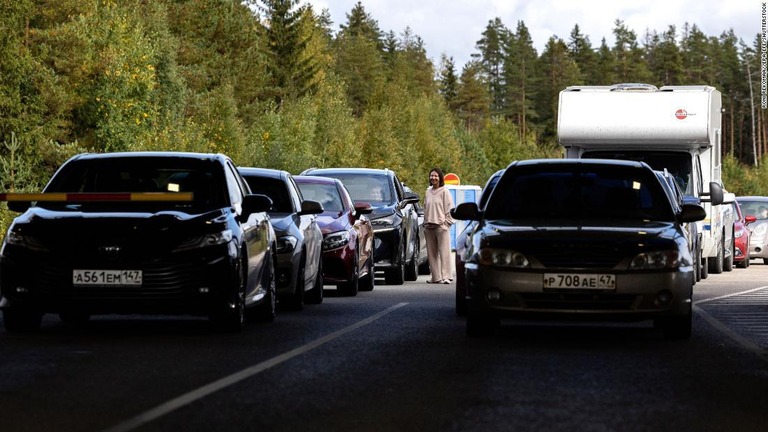 フィンランドとロシアを結ぶ検問所に並ぶ車両＝２４日/Roni Rekomaa//EPA-EFE/Shutterstock