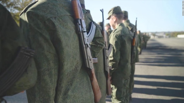 極東ペトロパブロフスクカムチャツキーで新たに召集された兵士＝２３日/EyePress News/Reuters