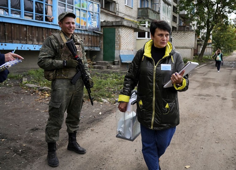 ロシアへの編入の是非を問う住民投票の様子。こうした投票は国際法の下では違法であり、欧米諸国やウクライナは「偽り」のものだとして認めていない＝２４日、ウクライナ・ドネツク州/Anadolu Agency/Getty Images