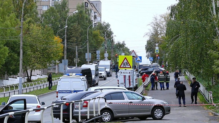 ウドムルト共和国のイジェフスク市の学校で銃撃があり、１５人が死亡した/Reuters