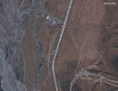 ロシア脱出の長い列、ジョージア国境に連なる　衛星画像