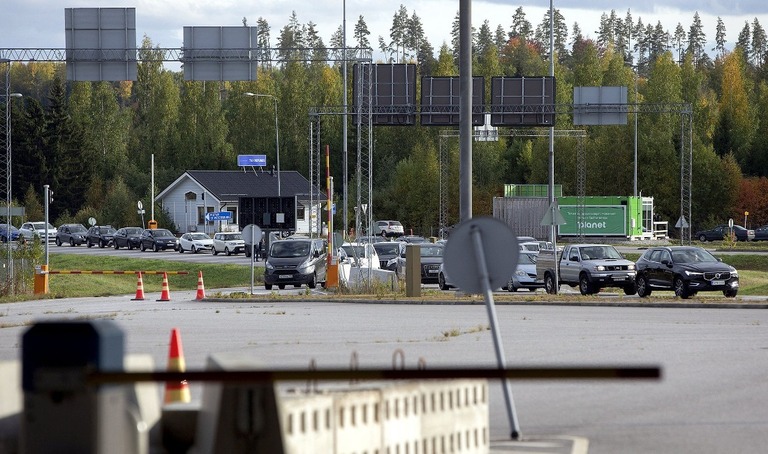 ロシアからフィンランドへ抜ける国境の検問所で待機する車の列＝２２日/Lauri Heino/Lehtikuva/AFP/Getty Images
