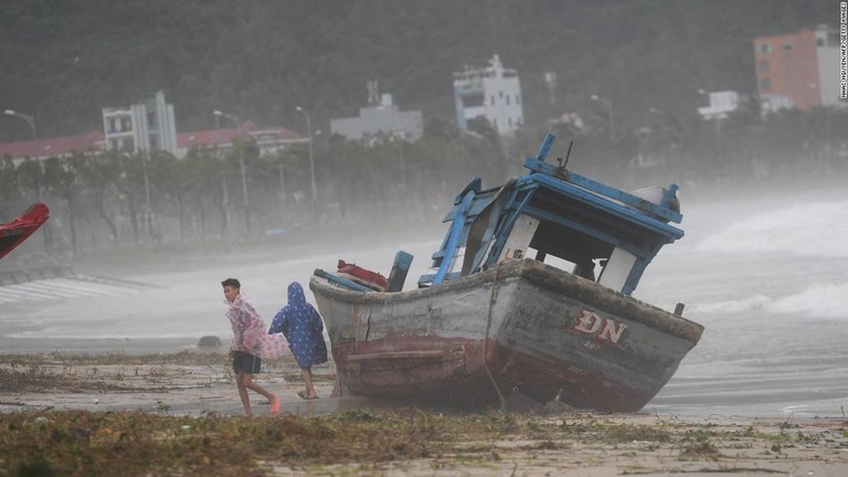台風１６号がベトナムの人気のリゾート地ダナンに上陸した/Nhac Nguyen/AFP/Getty Images