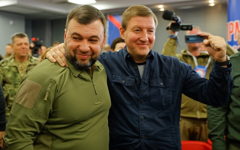 「ドネツク人民共和国」の首長を名乗るデニス・プシリン氏（左）/Alexander Ermochenko/Reuters