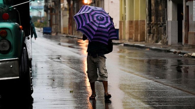 通りを歩く男性＝２７日、キューバの首都ハバナ/Yamil Lage/AFP/Getty Images