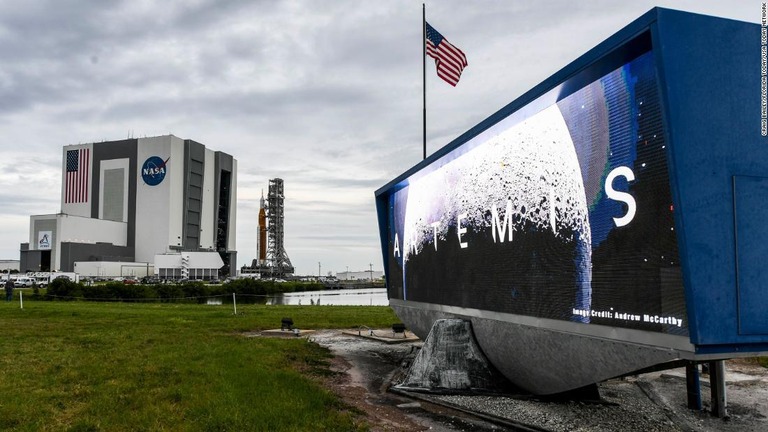 打ち上げが延期されたロケットは組み立て棟に戻されることとなった＝２７日、米フロリダ州ケネディ宇宙センター/Craig Bailey/Florida Today/USA Today Network