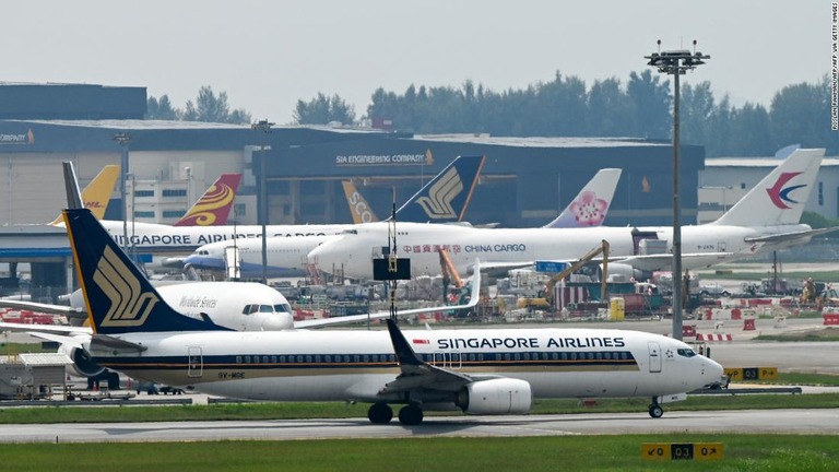 チャンギ国際空港に駐機するシンガポール航空機/ROSLAN RAHMAN/AFP/AFP via Getty Images