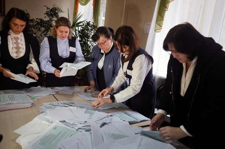 選挙管理委員会のメンバーがドネツクの投票所で票を集計＝２７日/Stringer/AP