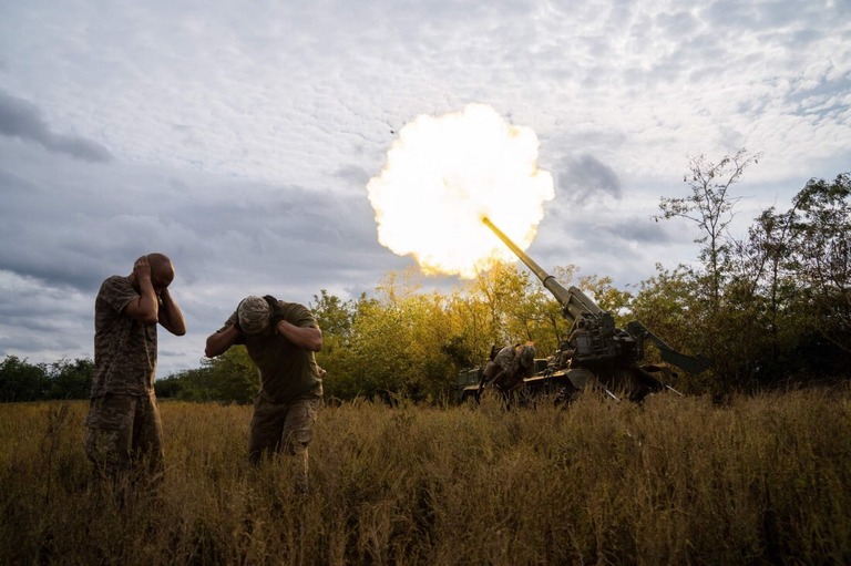 自走砲を発射するウクライナ兵＝１５日、ウクライナ南部/Ihor Tkachov/AFP/Getty Images