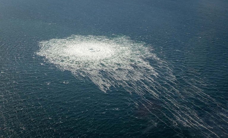 ノルドストリーム２からのガスの気泡が海面に上がる＝２７日、デンマーク・ボーンホルム島付近/Danish Defence Command/Reuters