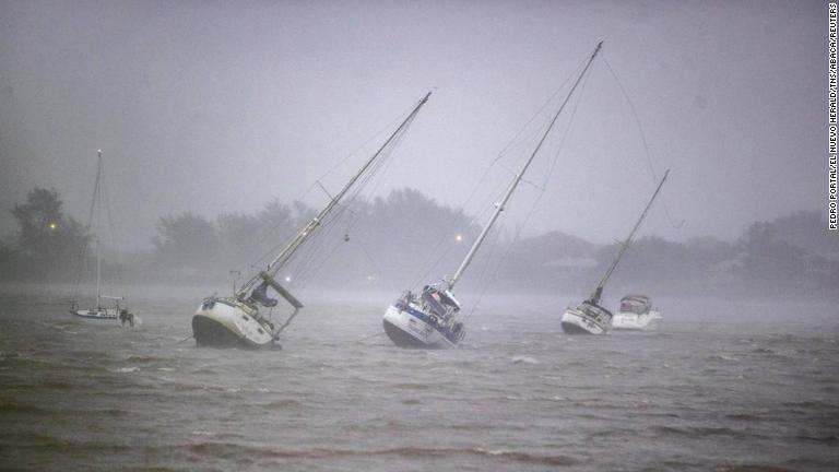 風にあおられる停泊中のヨット＝２８日、米フロリダ州ベニス・ロバーツ湾/Pedro Portal/El Nuevo Herald/TNS/Abaca/Reuters