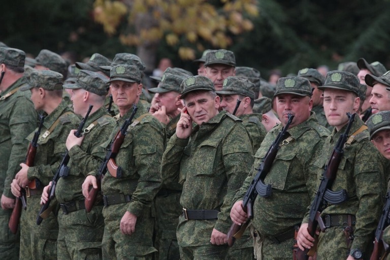 部分的動員によって招集されたロシア軍の予備兵ら＝２７日、ウクライナ南部クリミア半島セバストポリ/Stringer/AFP/Getty Images