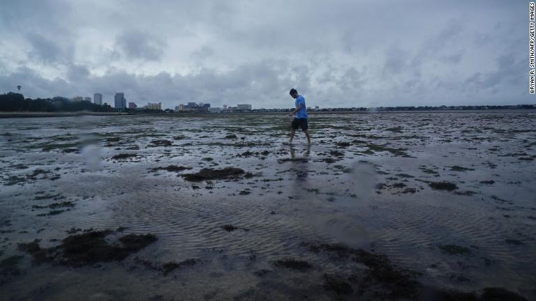 高潮が発生した後の湾＝２８日、米フロリダ州中西部タンパ湾/Bryan R. Smith/AFP/Getty Images