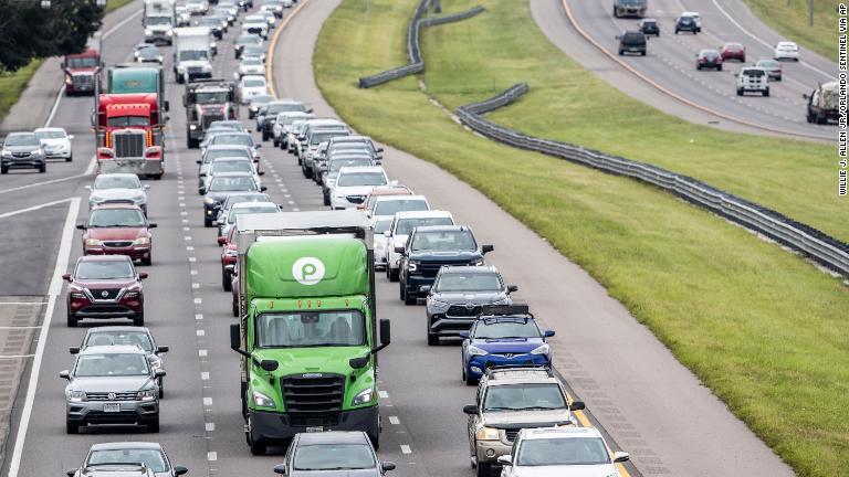 混み合う米州間高速道路＝２７日、米フロリダ州中部タンパ/Willie J. Allen Jr./Orlando Sentinel via AP