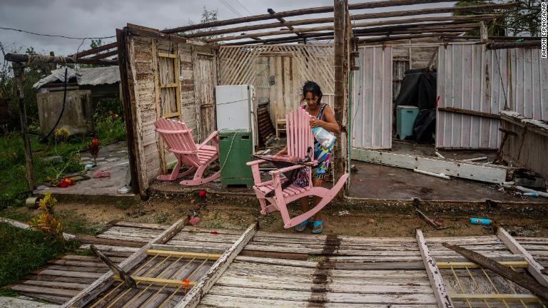 自宅から持ち物を回収する住民＝２７日、キューバのピナール・デル・リオ州/Ramon Espinosa/AP