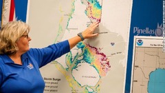 高潮被害が予想される地域を説明する米フロリダ州ピネラス郡の当局者＝２６日