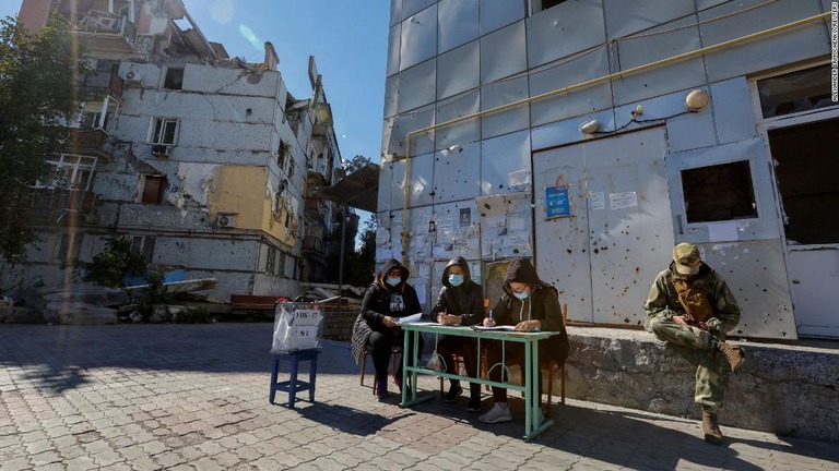 「住民投票」の３日目に投票者を待つ選挙委員会＝２５日、マリウポリ/Alexander Ermochenko/Reuters