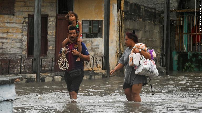冠水した通りを歩く人々＝２７日、キューバ/Yamil Lage/AFP/Getty Images