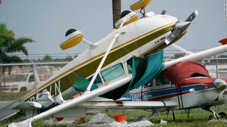 横転した飛行機＝２８日、米フロリダ州ペンブロークパインズ/Wilfredo Lee/AP