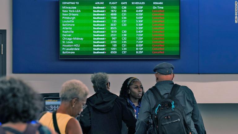 チェックインカウンターの乗客。多くのフライトが欠航となった＝２７日、タンパ国際空港/Chris O'Meara/AP
