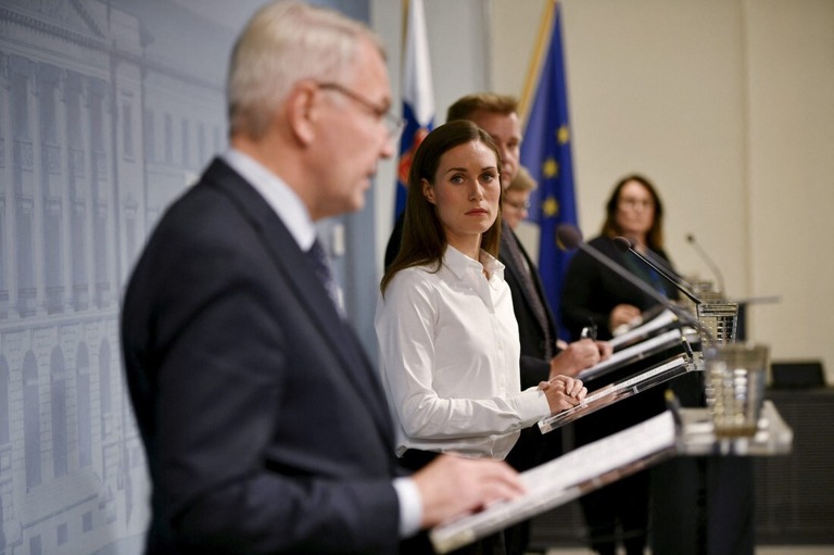 記者会見に出席するフィンランドのマリン首相（中央）＝２８日、フィンランド・ヘルシンキ/Antii Yrjonen/Lehtikuva/Reuters