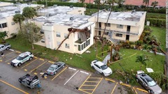 イアンによって引き起こされた竜巻の被害とみられる現場＝２８日、米フロリダ州デルレイビーチ