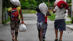 備蓄品を避難所へ運ぶ人々＝２６日、キューバ・ハバナ