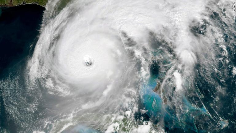 ２８日に米フロリダ州南西海岸に接近するハリケーン「イアン」の衛星画像/NOAA/AP