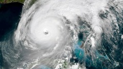２８日に米フロリダ州南西海岸に接近するハリケーン「イアン」の衛星画像