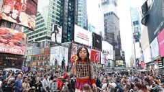 難民少女の巨大な操り人形「リトル・アマル」がＮＹに登場