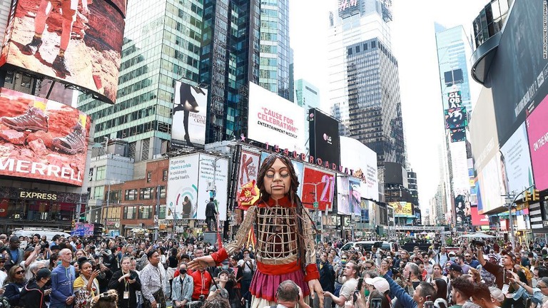 人々に見守られながら歩く操り人形「リトル・アマル」＝１６日、米ニューヨーク市のタイムズスクエア/Arturo Holmes/Getty Images