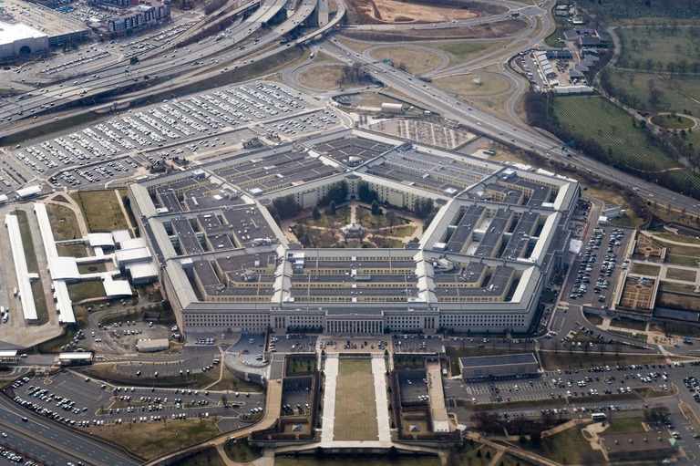 米バージニア州アーリントンの国防総省建物/Joshua Roberts/Reuters