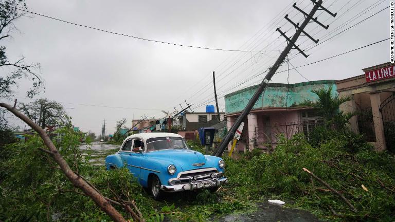 被災地を通り抜ける車＝２７日、キューバのピナール・デル・リオ/Alexandre Meneghini/Reuters