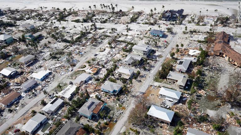 被害を受けた住宅地＝２９日、米フロリダ州リー郡フォートマイヤーズビーチ/Wilfredo Lee/AP