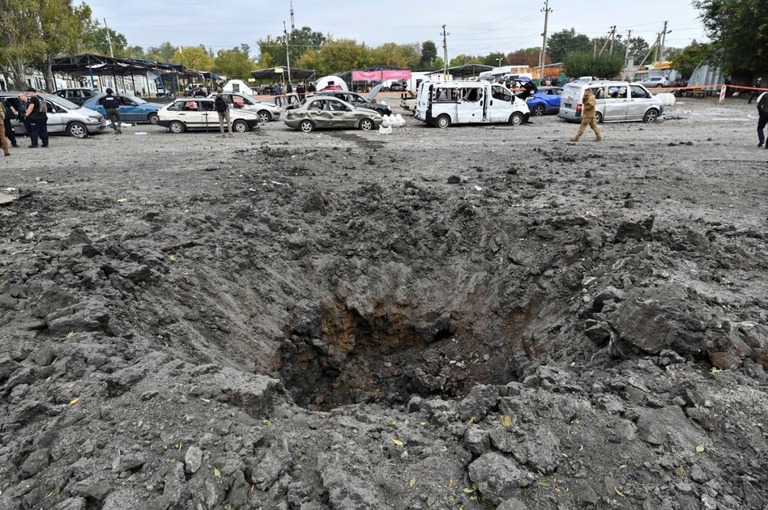ザポリージャでのロシアのミサイル攻撃によってできた巨大な穴/Reuters