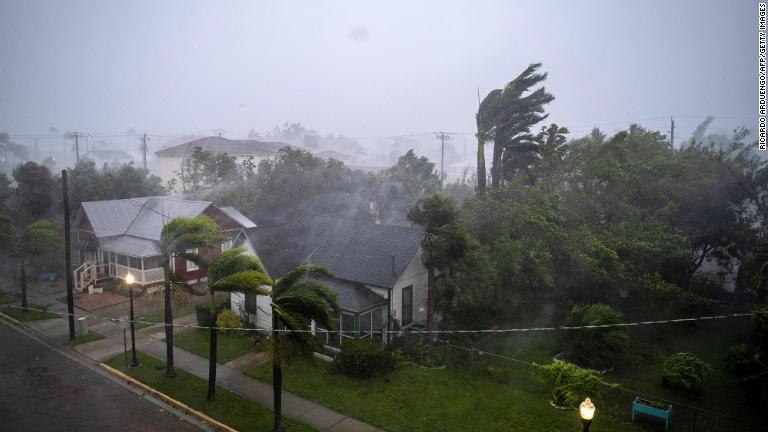 強い風に見舞われた住宅街＝２８日、米フロリダ州プンタゴルダ/Ricardo Arduengo/AFP/Getty Images