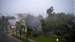 強い風に見舞われた住宅街＝２８日、米フロリダ州プンタゴルダ