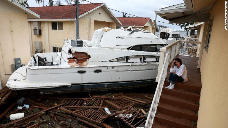 アパートに押し寄せたボート＝２９日、米フロリダ州フォートマイヤーズ/Joe Raedle/Getty Images
