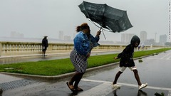 傘がさせないほどの強風に見舞われた＝２８日、米フロリダ州タンパ