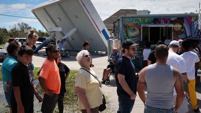 配給される食料を受け取る住民の列＝２９日、米フロリダ州ポートシャーロット
/Win McNamee/Getty Images