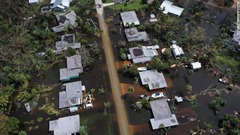 冠水した住宅街＝２９日、米フロリダ州ポートシャーロット<br />
