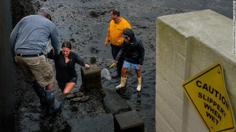 高潮の被害を受けた地域から救出される住民＝２８日、米フロリダ州タンパ
/Ben Hendren/Anadolu Agency/Getty Images